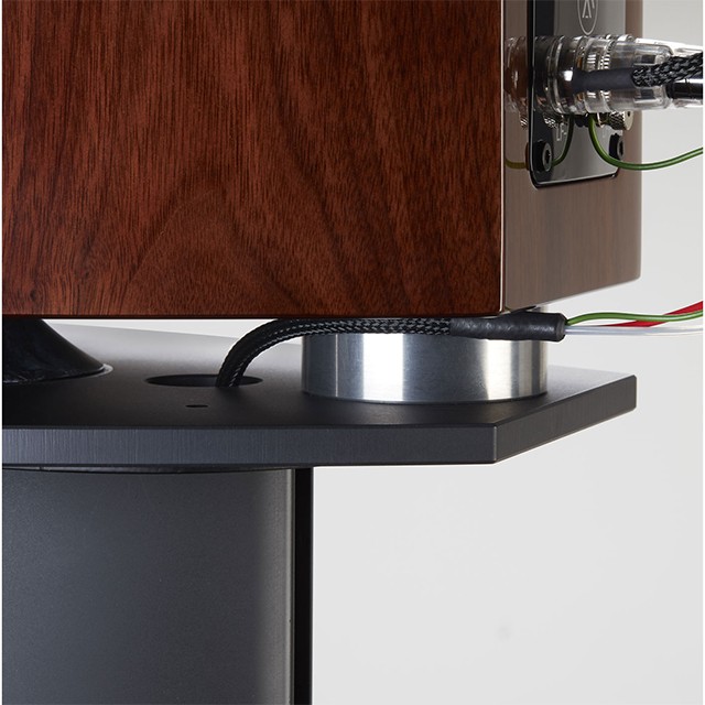fs8-stand-cable-management-detail.jpg